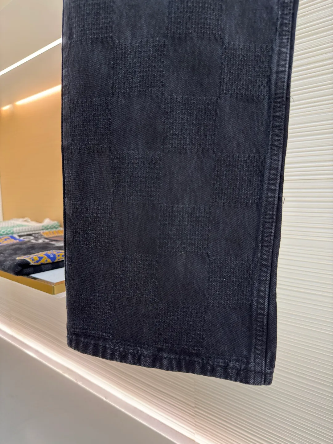 LOUIS VUITTON checkerboard denim trousers ●Authentic product: Purchased and developed by 12589 ●Item number: 1680033-B45 ●Material: denim fabric ●Technology: jacquard production ●Version: fitted version ●Weight: about 820 grams ●Size: 30-32-34-36 ●Description: Denim made with yarn-dyed jacquard technology, that is, twill weave, indigo-dyed denim. Sand washing is a post-processing process for jeans, which gives the clothes a certain fading effect and a sense of staleness after washing. Sand-washed jeans have a unique texture and feel, and the surface shows a uniform plush effect, giving people a retro and nostalgic feeling. They can be matched with tops of the same season to create a fashionable look, and can be used in various occasions. Customized accessories, complete with three standards, the same style for men and women!
